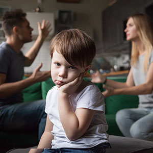 Es necesario es que los adultos aprendan a ser responsables de sus actos, actuando con la mayor integridad posible por el bienestar de sus hijos.
