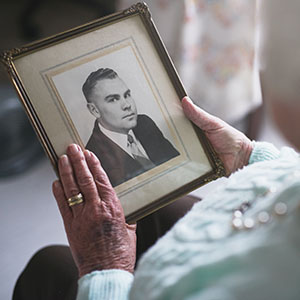 Establezca Un Lugar Para Sus Seres Queridos: Cómo Honrar Su Memoria Durante Todo El Año Por Psíquica Naytiry